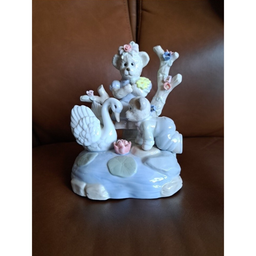 VINTAGE Mama Bear Baby Bear Swan Musical Box Porcelain 6 1/2" Tall - EUC - Picture 3 of 4